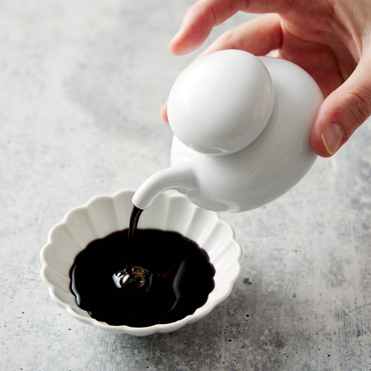 Hakusan Porcelain Ceramic Pebble Soy Sauce Pot Saikai 