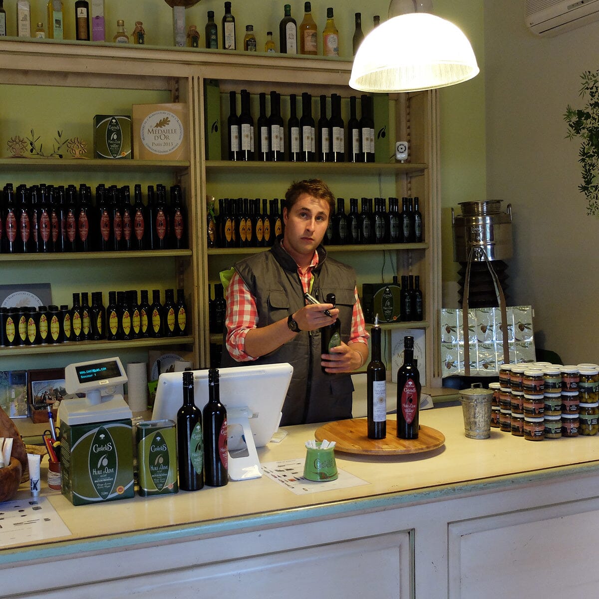 Moulin CastelaS Noir d’Olive Virgin Olive Oil Pantry Roger Collection 