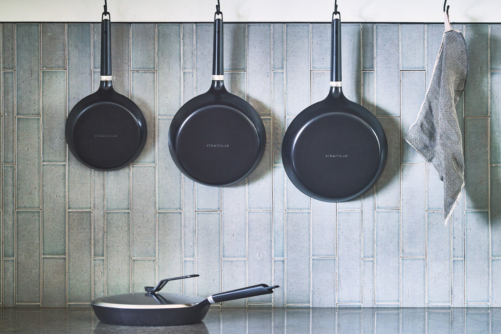 Vermicular Oven-Safe Skillet + Stainless Steel Lid Bundle | 28cm Cookware Vermicular 