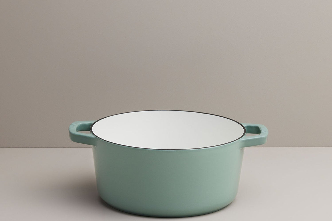 We love the Dutch ovens' beautiful minimalistic design, with clean lines and a subtle slope to the sides and lid.